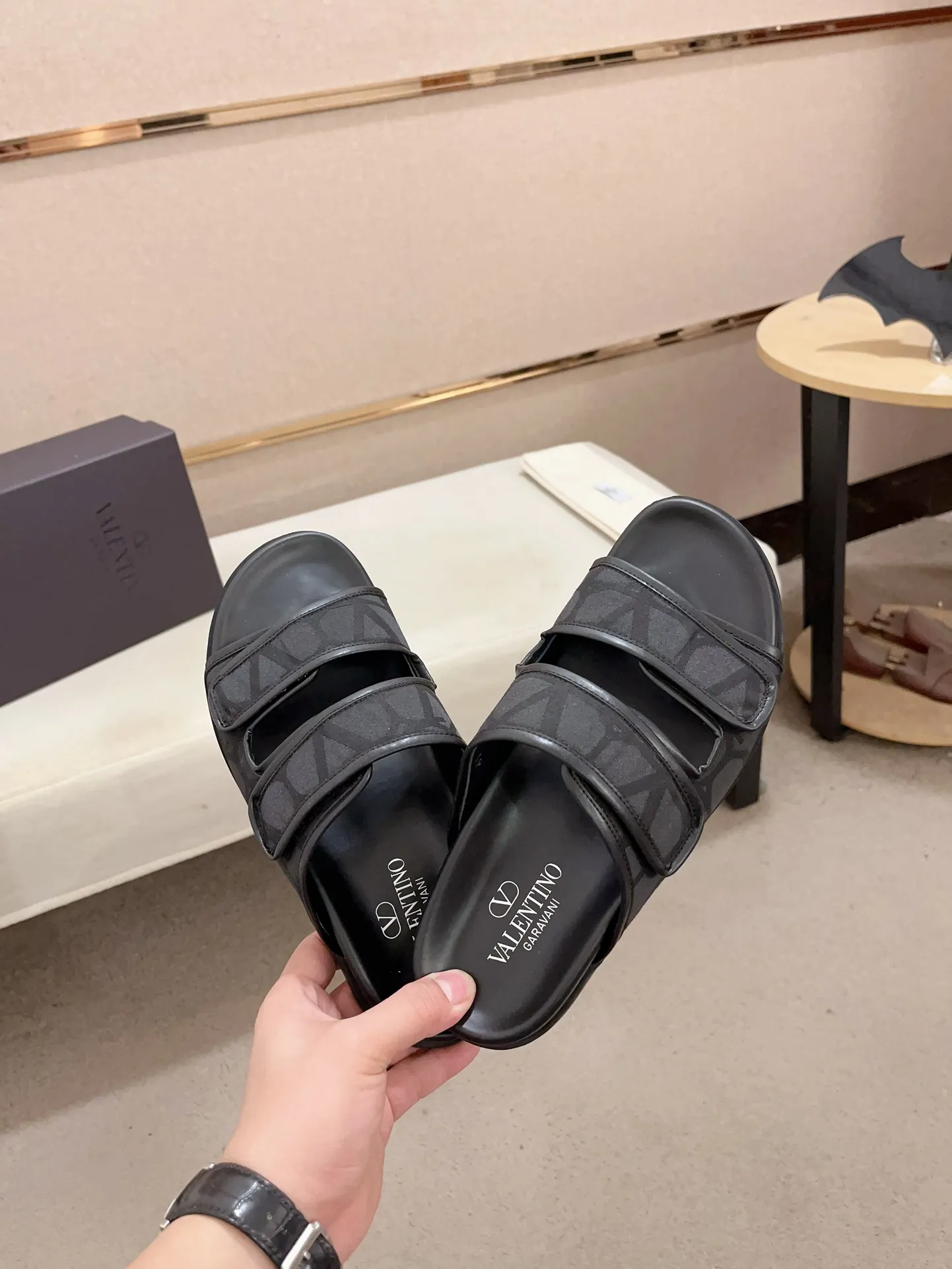 Men's shoes💰: 440💰High version, couple style👩‍❤️‍👨[Valentino] New boutique slippers, counter quality, classic plaid, the actual workmanship is quite complex🔰The upper is made of imported canvas fabric➕🐑Sheepskin lining, which tests the craftsman's craftsmanship➕original PU outsole. Size: 35-45